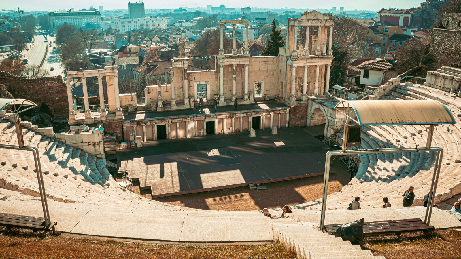Georganiseerde wijntours vanuit Plovdiv Wil je optimaal genieten van al die heerlijke Bulgaarse glazen zonder je druk te maken over wie er na afloop terug naar het hotel rijdt? Kies dan voor een georganiseerde wijntour vanuit Plovdiv. Lokale gidsen pikken je op bij je accommodatie in een comfortabel busje met airconditioning en nemen je mee langs de mooiste Thracische Vallei wijnhuizen. Onderweg vertelt een bevlogen sommelier je alles over de rijke historie, de bodem en de unieke karaktertrekken van de lokale Mavrud-druif. Je betaalt aanzienlijk meer dan als je zelf langs de wijnhuizen rijdt, maar vaak regelen deze tours bijvoorbeeld ook exclusieve ontmoetingen met de wijnmakers zelf en schuif je aan voor een uitgebreide lunch tussen de wijngaarden. Zo combineer je alle comfort met maximale ontspanning!