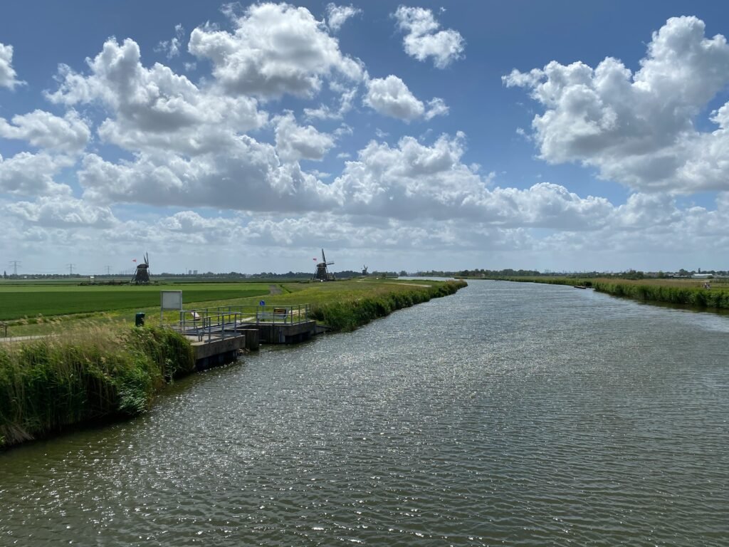 "Wat hebben wij genoten van onze vaartocht over de Vecht en de plassen; het zicht op al die oude theekoepels vanaf het water is werkelijk onbetaalbaar! De elektrisch aangedreven sloep voer heerlijk stil, waardoor we de vogels prachtig konden horen fluiten. De gastvrijheid bij de sluis en de restaurants maakte het voor ons een onvergetelijke dag uit." Gouden tip: Mijd de spitsuren bij de Mijndense Sluis door rond het middaguur te schutten wanneer de meeste mensen aan de lunch zitten!
